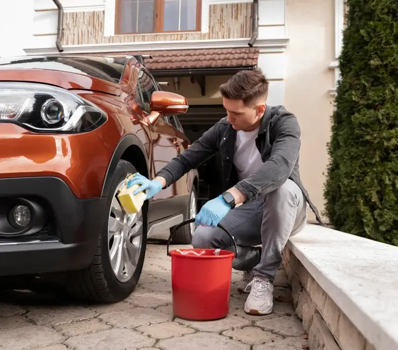 Lavage auto à domicile Saint-Étienne-des-Sorts : professionnel intervenant sur un véhicule